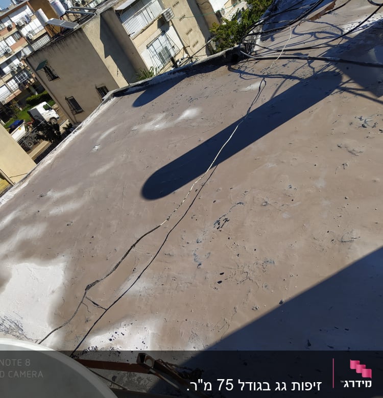 גג אטום עם שכבת איטום אפורה וחוטי חשמל